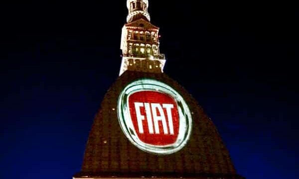 Proiezione del logo Fiat sulla Mole di Torino