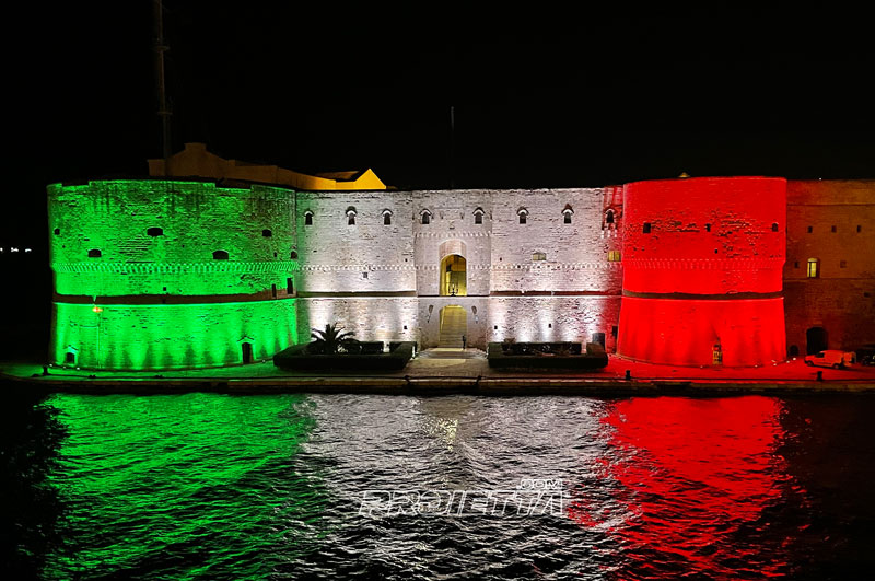 Italienische Tricolor-Projektion - Aragonesische Burg von Taranto